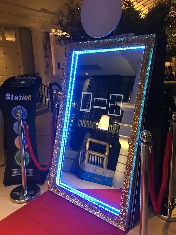 Mirroraze foto ogledalo osvijetljeno plavim svjetlom